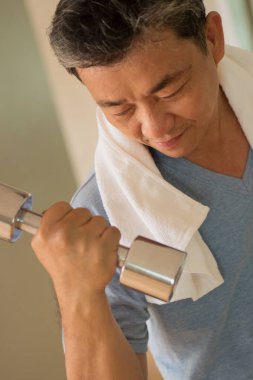 çalışma dışarı, ağırlık terbiye dumbbell ile üst düzey Asyalı adam