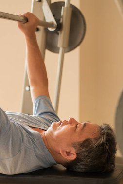 çalışma dışarı, ağırlık terbiye barbell ile üst düzey Asyalı adam