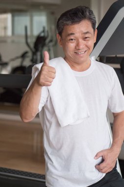 ge başparmak veren spor salonunda, çalışma dışarı sağlıklı, mutlu komuta sizde