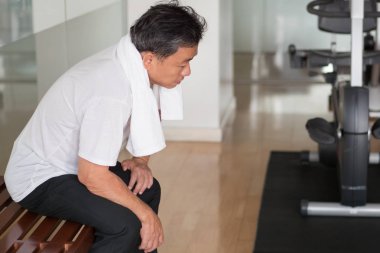 spor salonunda yorgun yaşlı adam