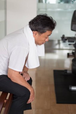 spor salonunda yorgun yaşlı adam