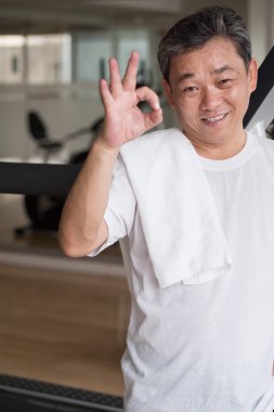 Tamam parmak g veren spor salonunda, çalışma dışarı sağlıklı, mutlu komuta sizde