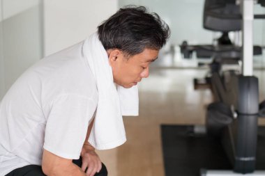 spor salonunda yorgun yaşlı adam