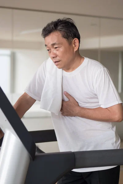 Uitgeput senior man in sportschool threadmill — Stockfoto