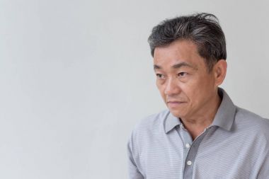 kızgın, üzgün, mutsuz, sinirli, düşmanca orta yaş eski Asya adam uzakta arıyor