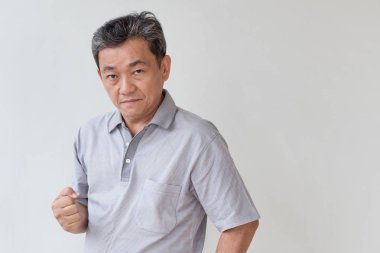 kızgın, üzgün, mutsuz, sinirli, düşmanca orta yaş eski Asya adam kameraya bakan