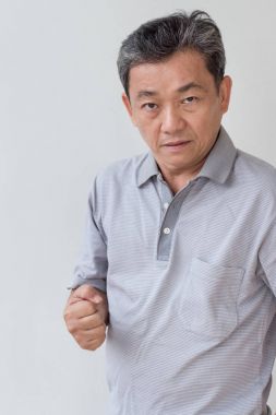 kızgın, üzgün, mutsuz, sinirli, düşmanca orta yaş eski Asya adam kameraya bakan