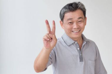 üst düzey ihtiyar v, zafer 2 parmak işaret işaret