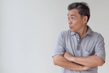 çıkıldı, kendine güvenen, mutlu eski üst düzey veya orta yaş Asya adam uzakta bakan gülümseyen