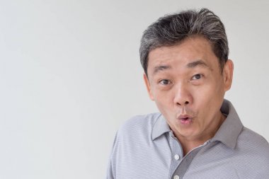 Kameraya bakarak çıktıktan, kendine güvenen, mutlu eski üst düzey veya orta yaş Asya adam yüz