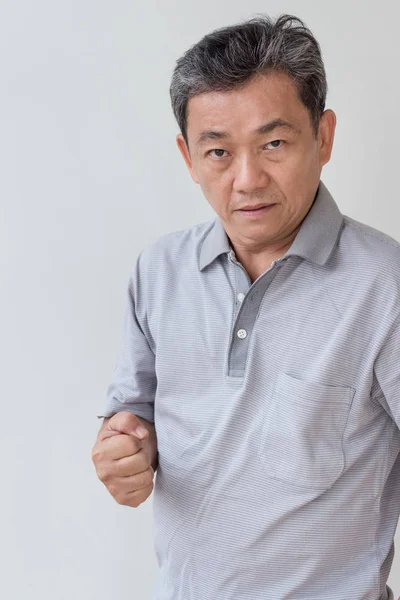 kızgın, üzgün, mutsuz, sinirli, düşmanca orta yaş eski Asya adam kameraya bakan