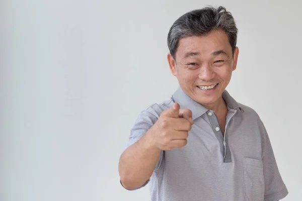 Sonriendo feliz anciano viejo apuntando a la cámara — Foto de Stock