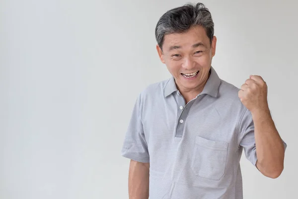 Вичерпаний, впевнений, щасливий старий старший або середнього віку азіатський чоловік — стокове фото
