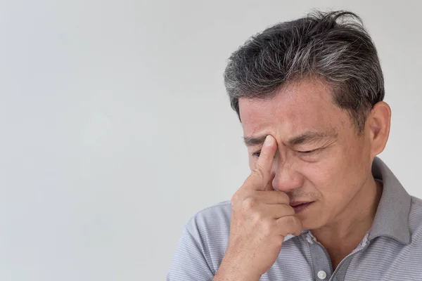 Beteg dizzyness, arcüreg gyulladás, régi magas rangú ember fejfájás, migrén — Stock Fotó