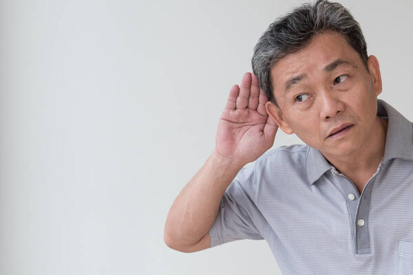 печальный больной старик слушает плохие новости, плохо слышит
