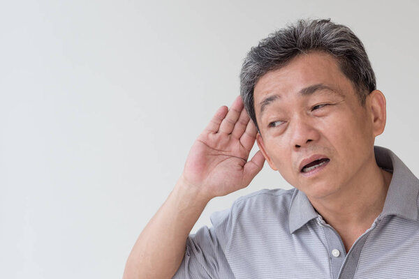 печальный больной старик слушает плохие новости, плохо слышит
