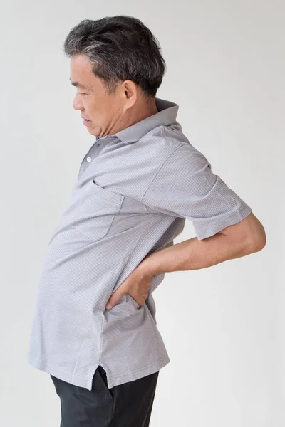 Homme souffrant de maux de dos, main tenant en arrière — Photo