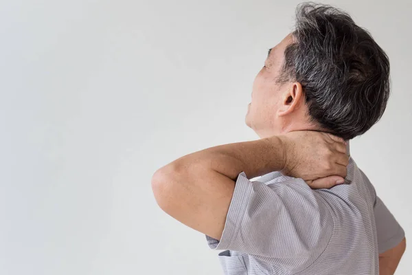 Homme souffrant de douleurs au cou, aux épaules — Photo