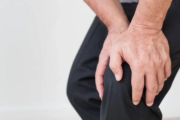 Adam el tutarak diz eklem ağrısı, osteoporoz, gut, diz kemik — Stok fotoğraf