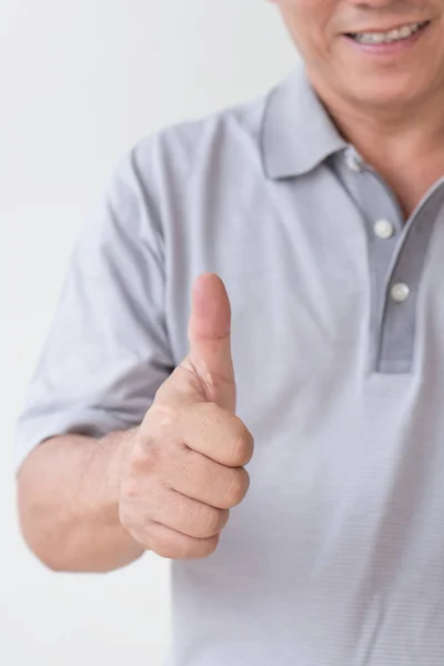 Счастливый, успешный, позитивный мужчина средних лет, показывающий большой палец вверх — стоковое фото