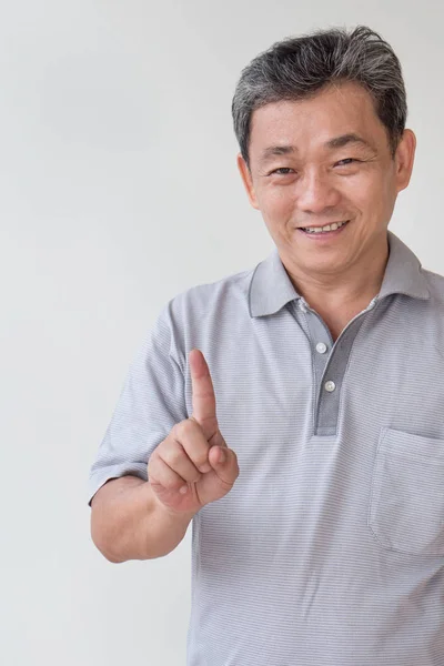 Щасливий старий старший чоловік вказує на 1 палець — стокове фото