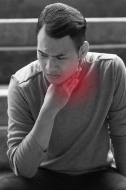 Boğaz ağrısı, grip, inflamasyon ile hasta adamı