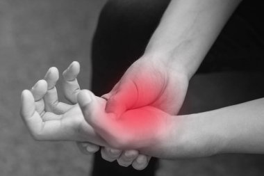 adam acı tetik parmak, artrit, bilek ağrısı
