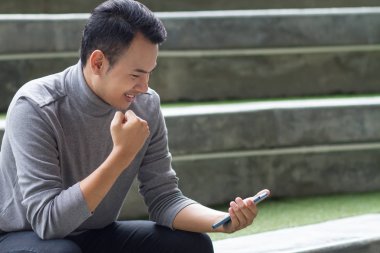 mutlu, çıktıktan adam akıllı telefon ile