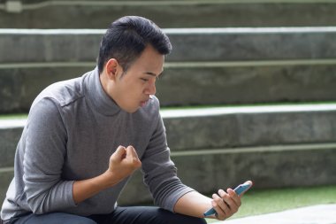 mutlu, çıktıktan adam akıllı telefon ile