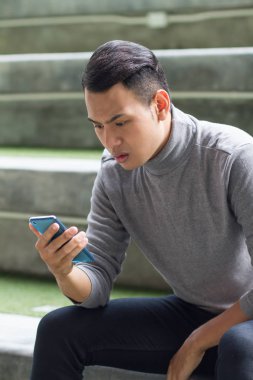 hayal kırıklığına uğramış, sürpriz, üzgün, mutsuz adam akıllı telefon kullanma