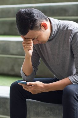 hayal kırıklığına uğramış, sürpriz, üzgün, mutsuz adam akıllı telefon kullanma