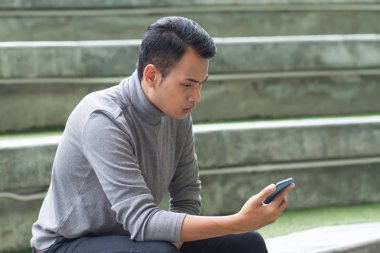 hayal kırıklığına uğramış, sürpriz, üzgün, mutsuz adam akıllı telefon kullanma