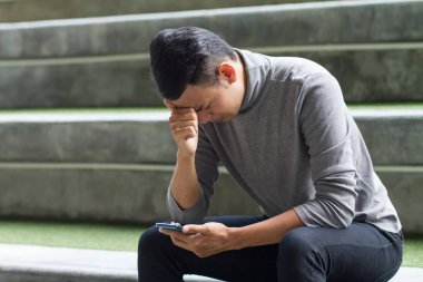 hayal kırıklığına uğramış, sürpriz, üzgün, mutsuz adam akıllı telefon kullanma