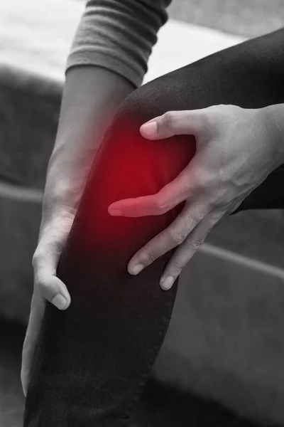 Хворий чоловік страждає від болю в колінах, остеоартриту — стокове фото