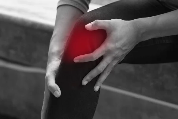 Enfermo sufre de dolor en las articulaciones de la rodilla, osteoartritis — Foto de Stock