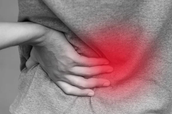 Homem sofre de dor nas costas, deslocamento do disco cervical — Fotografia de Stock