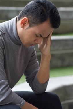 baş ağrısı, depresyon, stres, endişe, baş dönmesi, akşamdan kalma, migren ile hasta adamı