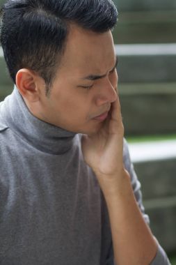 adam acı diş ağrısı, diş çürüğü, hassasiyeti, ağız sorun