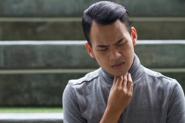 Boğaz ağrısı, grip, inflamasyon ile hasta adamı