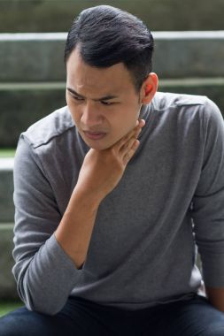 Boğaz ağrısı, grip, inflamasyon ile hasta adamı