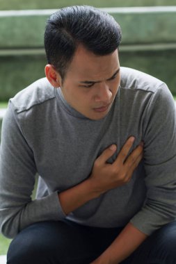 hasta adam kalp krizi, göğüs ağrısı acı