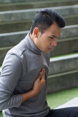 hasta adam asit reflü, mide ekşimesi acı