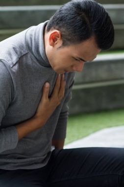 hasta adam kalp krizi, göğüs ağrısı acı