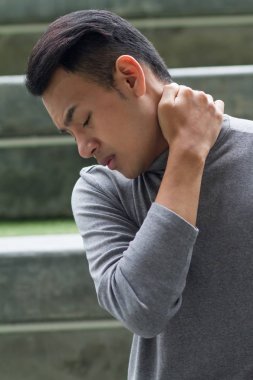 Asya adam acı boyun ağrıları, artrit, gut belirtileri