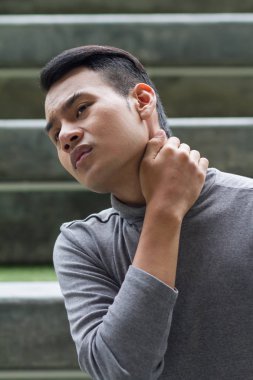 Asya adam acı boyun ağrıları, artrit, gut belirtileri