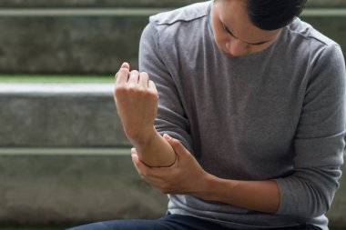 adam acı eklem ağrıları, artrit, gut hastalığı, romatizma belirtileri