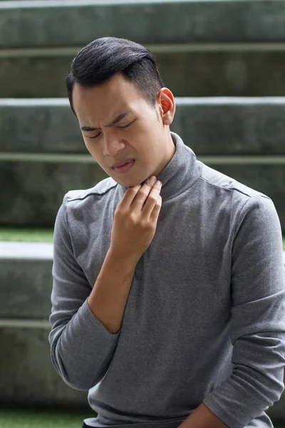 Boğaz ağrısı, grip, inflamasyon ile hasta adamı