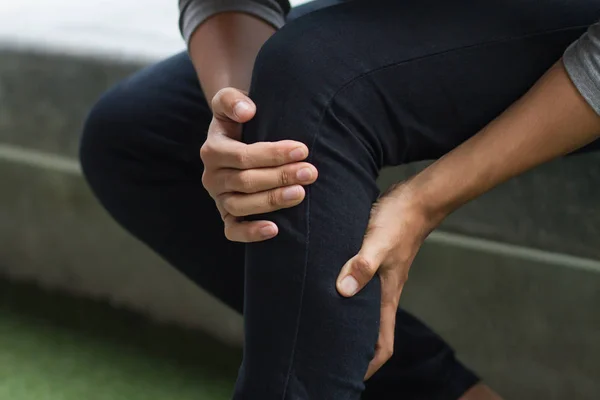 Enfermo sufre de dolor en las articulaciones de la rodilla, osteoartritis — Foto de Stock