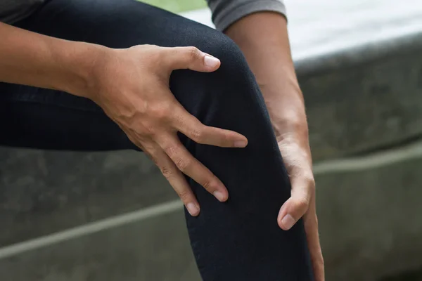 Enfermo sufre de dolor en las articulaciones de la rodilla, osteoartritis — Foto de Stock