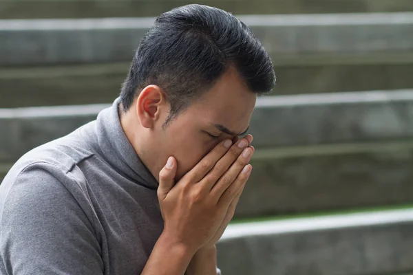 Allergisk syg asiatisk mand nysen - Stock-foto